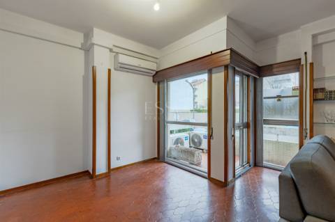 Apartamento T4 com Garagem Box entre o Marquês e P. Sá Carneiro