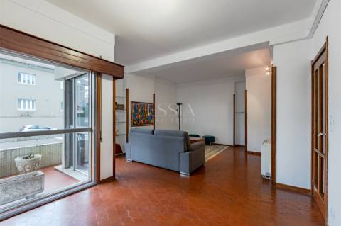 Apartamento T4 com Garagem Box entre o Marquês e P. Sá Carneiro