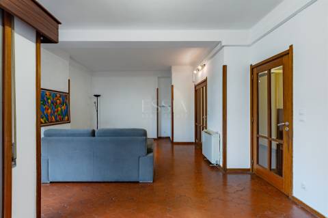 Apartamento T4 com Garagem Box entre o Marquês e P. Sá Carneiro