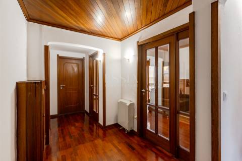 Apartamento T4 com Garagem Box entre o Marquês e P. Sá Carneiro