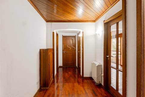 Apartamento T4 com Garagem Box entre o Marquês e P. Sá Carneiro