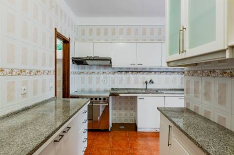 Apartamento T4 com Garagem Box entre o Marquês e P. Sá Carneiro