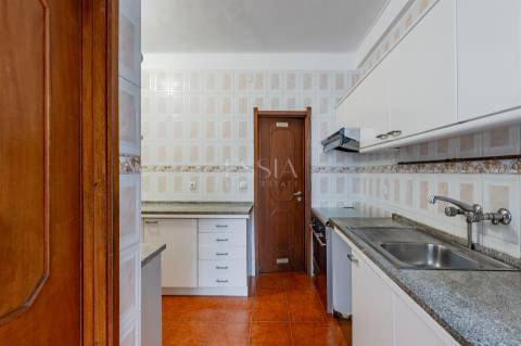 Apartamento T4 com Garagem Box entre o Marquês e P. Sá Carneiro