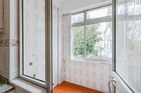 Apartamento T4 com Garagem Box entre o Marquês e P. Sá Carneiro