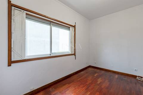 Apartamento T4 com Garagem Box entre o Marquês e P. Sá Carneiro