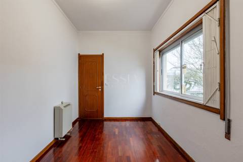 Apartamento T4 com Garagem Box entre o Marquês e P. Sá Carneiro