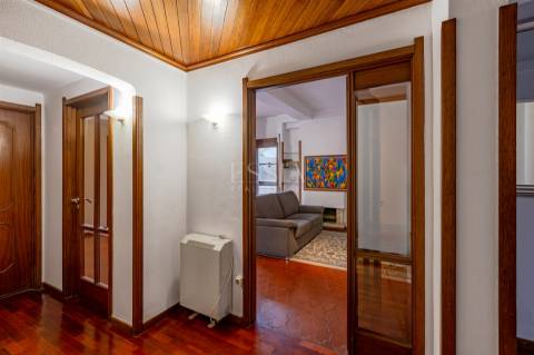 Apartamento T4 com Garagem Box entre o Marquês e P. Sá Carneiro