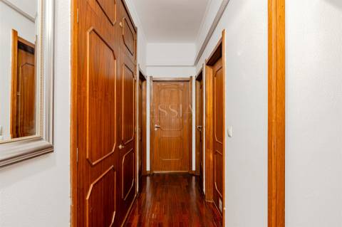 Apartamento T4 com Garagem Box entre o Marquês e P. Sá Carneiro