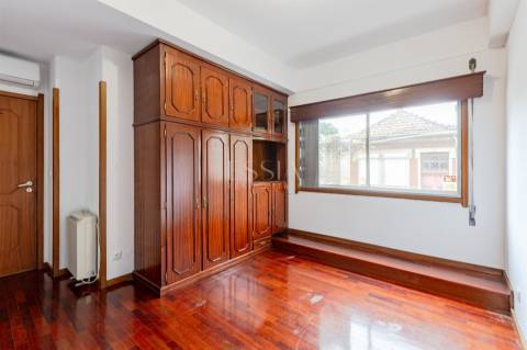 Apartamento T4 com Garagem Box entre o Marquês e P. Sá Carneiro