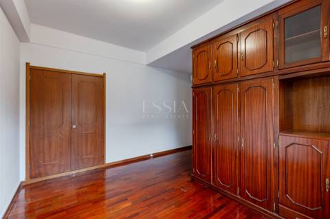 Apartamento T4 com Garagem Box entre o Marquês e P. Sá Carneiro