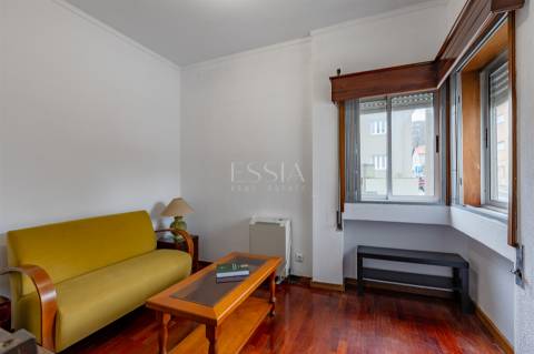 Apartamento T4 com Garagem Box entre o Marquês e P. Sá Carneiro