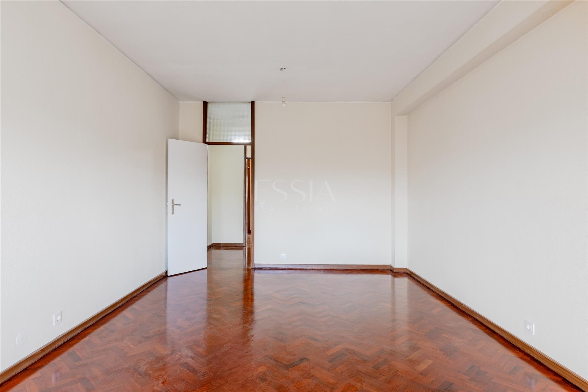 Apartamento T3+1 Remodelado no Bonfim, Porto