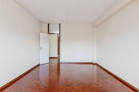 Apartamento T3+1 Remodelado no Bonfim, Porto