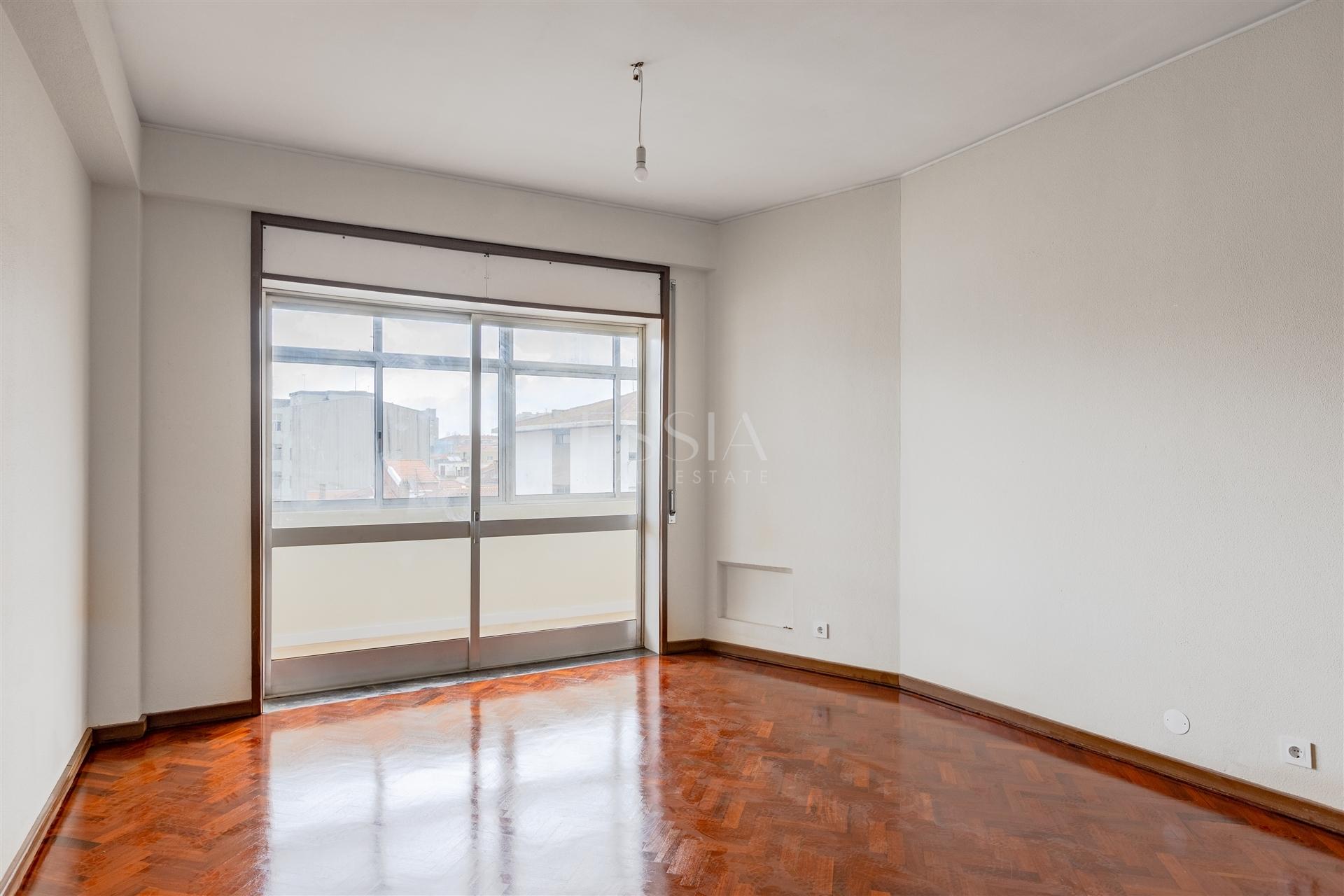 Apartamento T3+1 Remodelado no Bonfim, Porto