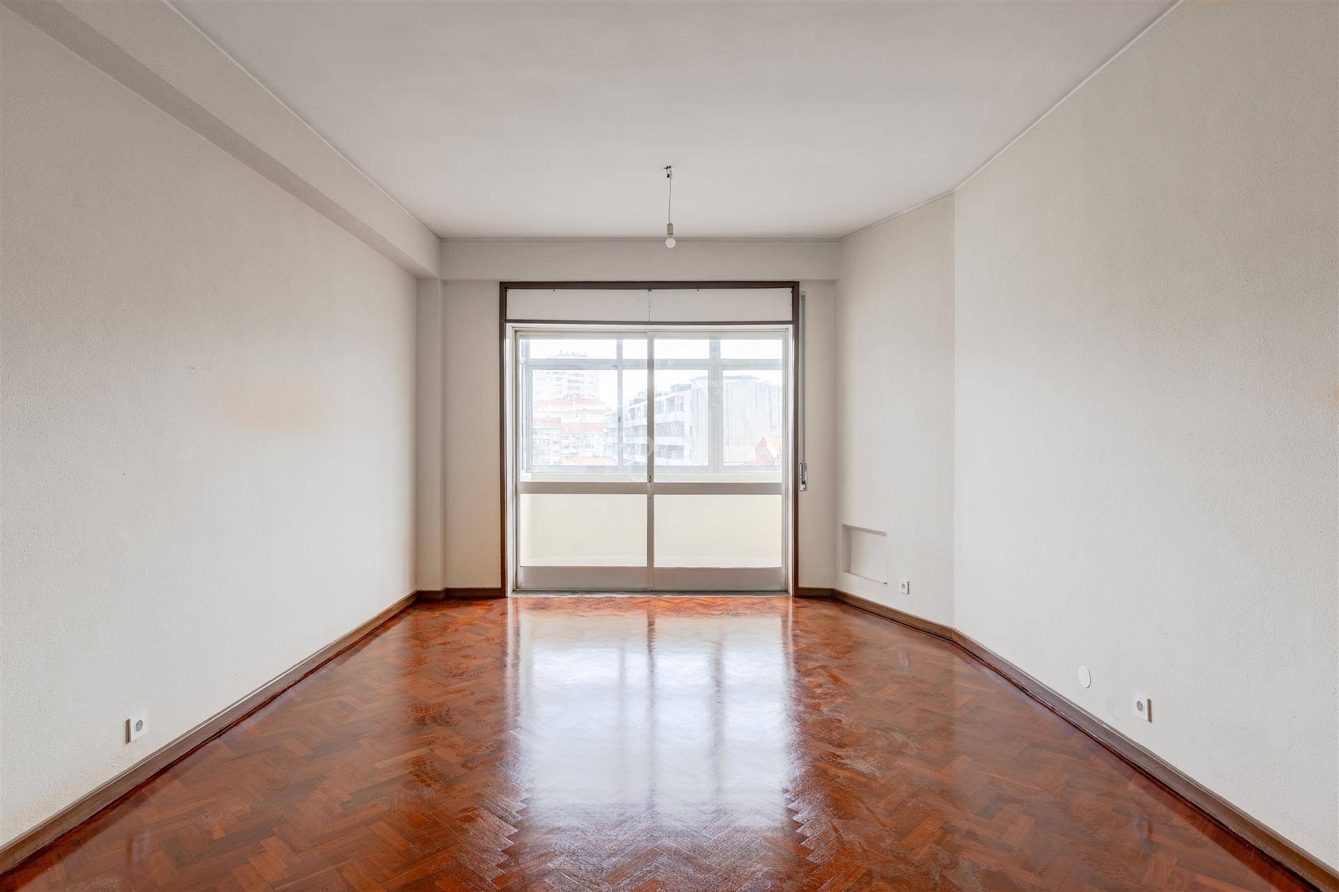 Apartamento T3+1 Remodelado no Bonfim, Porto