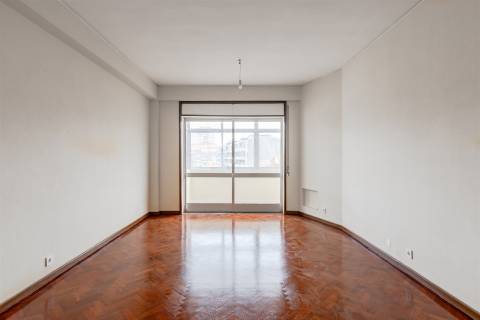 Apartamento T3+1 Remodelado no Bonfim, Porto