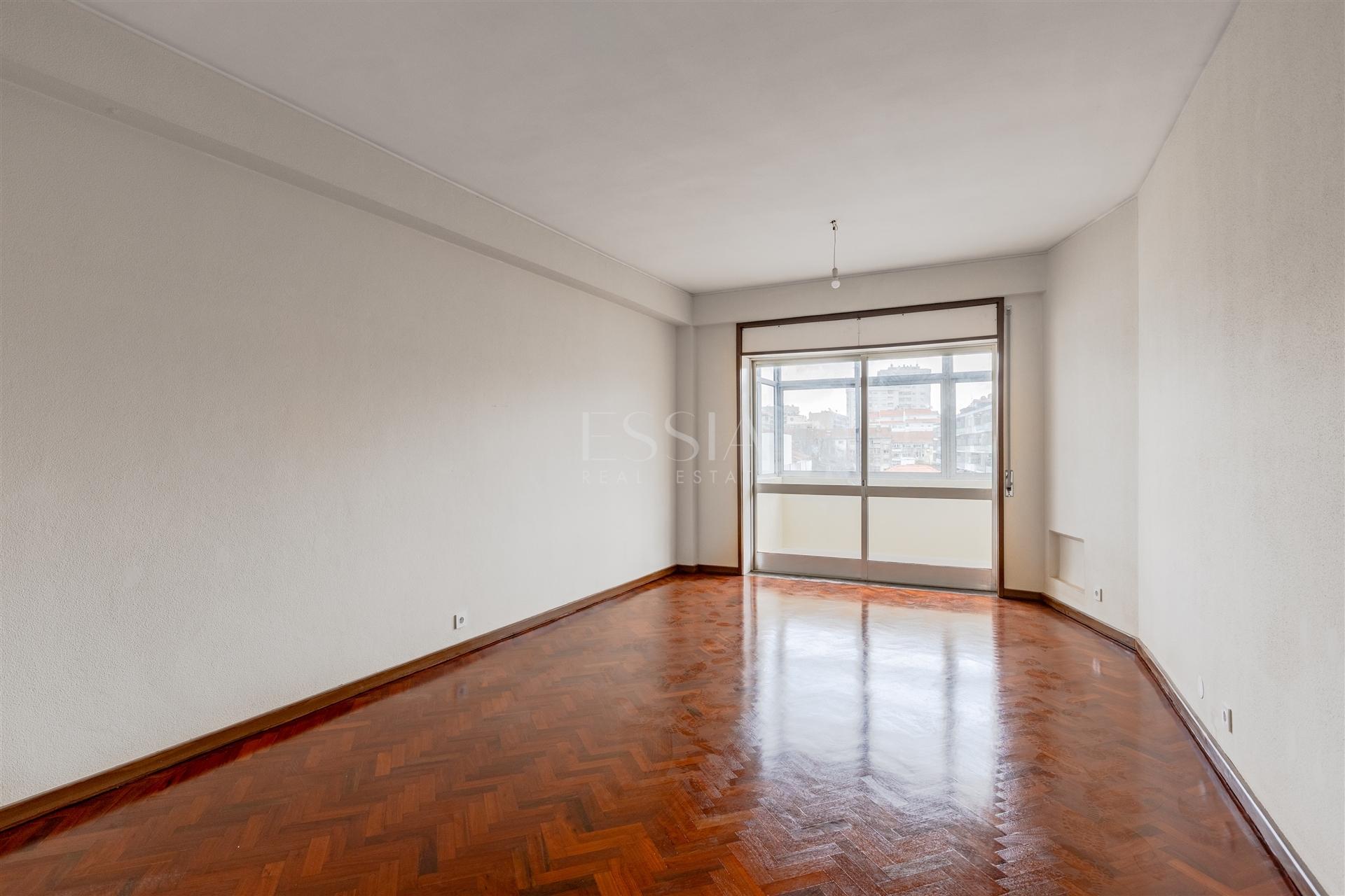 Apartamento T3+1 Remodelado no Bonfim, Porto