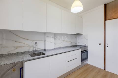 Apartamento T3+1 Remodelado no Bonfim, Porto