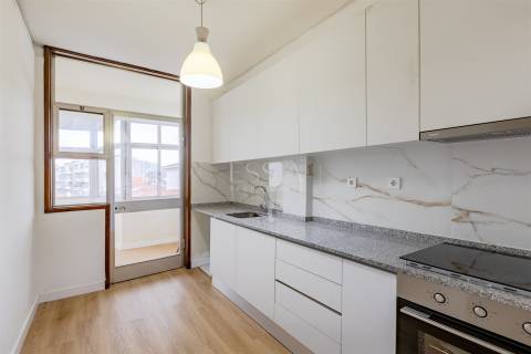 Apartamento T3+1 Remodelado no Bonfim, Porto