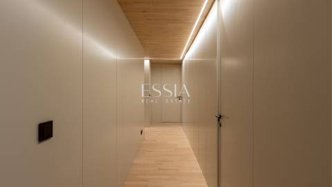 Apartamento T4+1 com Varanda e Vista Mar na Foz do Douro