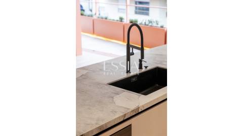 Apartamento T4+1 com Varanda e Vista Mar na Foz do Douro