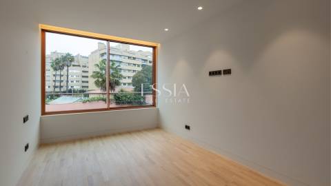 Apartamento T4+1 com Varanda e Vista Mar na Foz do Douro