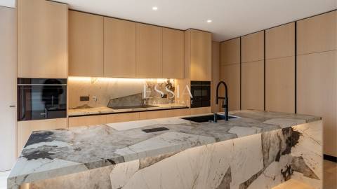 Apartamento T4+1 com Varanda e Vista Mar na Foz do Douro