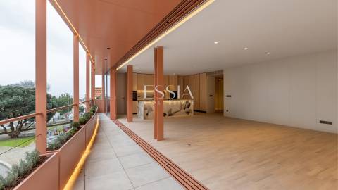 Apartamento T4+1 com Varanda e Vista Mar na Foz do Douro