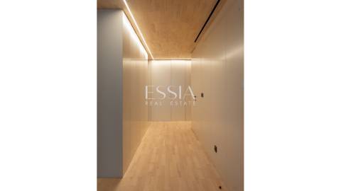 Apartamento T4+1 com Varanda e Vista Mar na Foz do Douro