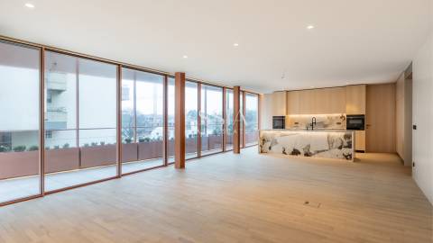 Apartamento T4+1 com Varanda e Vista Mar na Foz do Douro