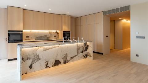 Apartamento T4+1 com Varanda e Vista Mar na Foz do Douro