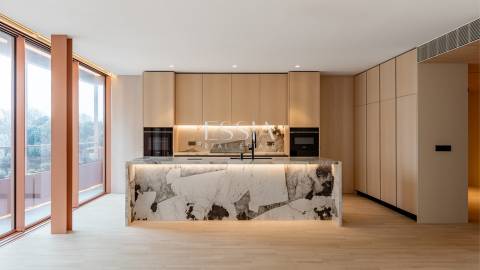 Apartamento T4+1 com Varanda e Vista Mar na Foz do Douro