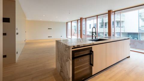 Apartamento T4+1 com Varanda e Vista Mar na Foz do Douro