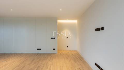 Apartamento T4+1 com Varanda e Vista Mar na Foz do Douro