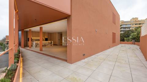 Apartamento T4+1 com Varanda e Vista Mar na Foz do Douro