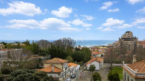 Apartamento T4+1 com Varanda e Vista Mar na Foz do Douro