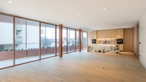 Apartamento T4+1 com Terraço e Vista Mar na Foz do Douro