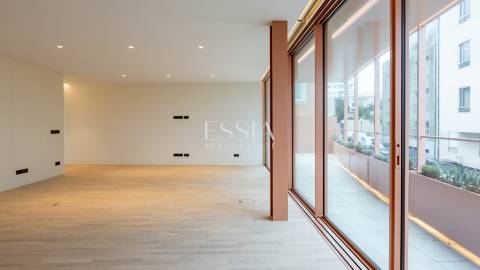 Apartamento T4+1 com Terraço e Vista Mar na Foz do Douro