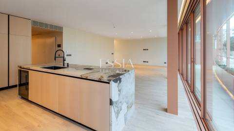 Apartamento T4+1 com Terraço e Vista Mar na Foz do Douro