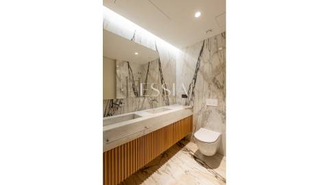 Apartamento T4+1 com Terraço e Vista Mar na Foz do Douro