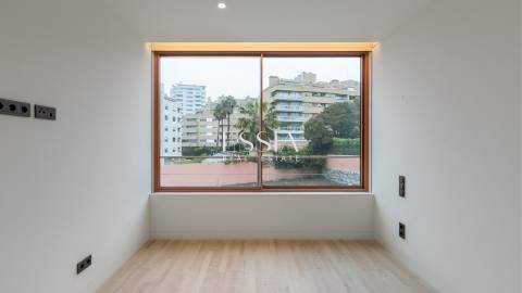 Apartamento T4+1 com Terraço e Vista Mar na Foz do Douro