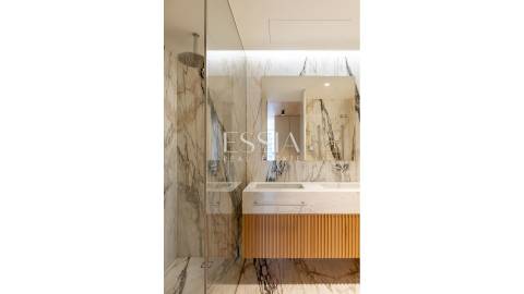 Apartamento T4+1 com Terraço e Vista Mar na Foz do Douro