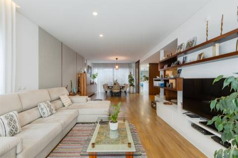 Moradia Térrea de Luxo T4 com Jardim e Terraço na Senhora da Hora