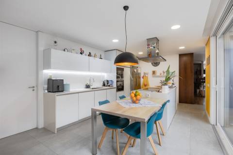 Moradia Térrea de Luxo T4 com Jardim e Terraço na Senhora da Hora