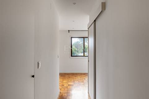 Apartamento T4 com Garagem no Campo 24 de Agosto