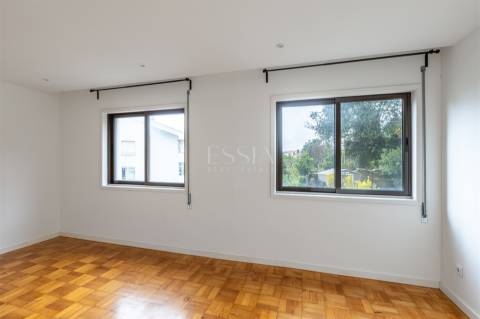 Apartamento T4 com Garagem no Campo 24 de Agosto