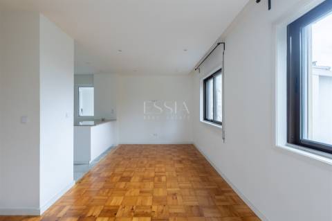 Apartamento T4 com Garagem no Campo 24 de Agosto