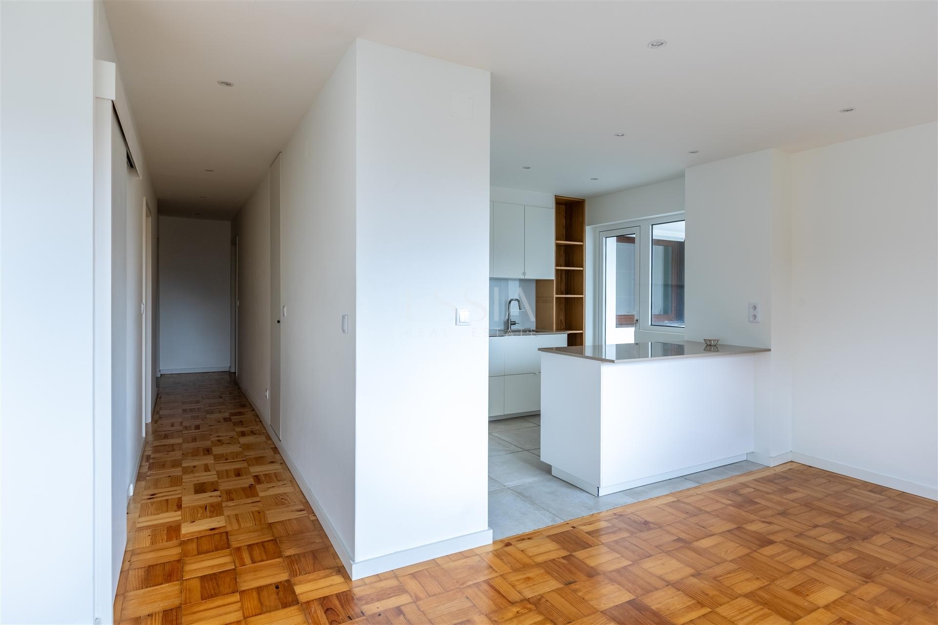 Apartamento T4 com Garagem no Campo 24 de Agosto