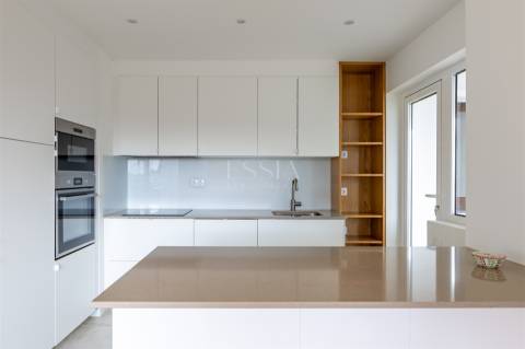 Apartamento T4 com Garagem no Campo 24 de Agosto