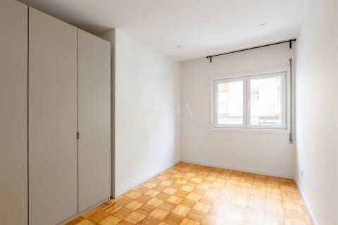 Apartamento T4 com Garagem no Campo 24 de Agosto